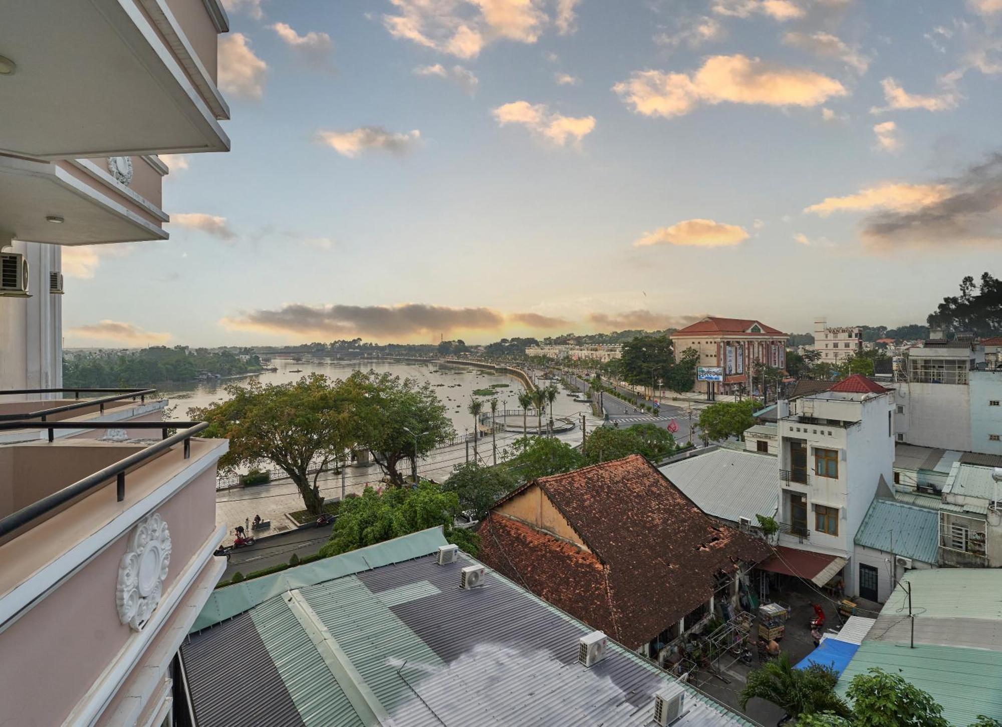 Bcons Riverside Hotel Binh Duong Thu Dau Mot Екстериор снимка